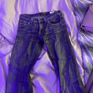 Lågmidjade bootcut jeans - Jättefina grå lågmidjade bootcut jeans från nudie jeans co köpta för 1300 men säljer den för 500 ⚡️
