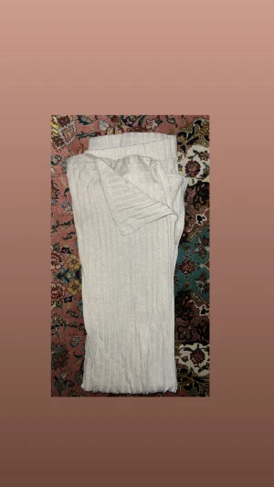 Utsvängda byxor  - Säljer ett par utsvängda mjukis byxor med slits vid sidan av fotleden 