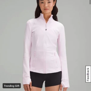 Lululemon - Finns d ngn som vill sälja denna lululemon jackan t mig i stl 6 eller 8?!!!!❤️🙌🏽 Kan betala bra😇