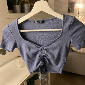 Blå topp - Snygg blå topp från zara! Säljer då den inte kommer till användning. Fint skick💕