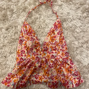 Topp - Säljer denna fina blomm mönstrade toppen då den inte kommer till användning längre🌺