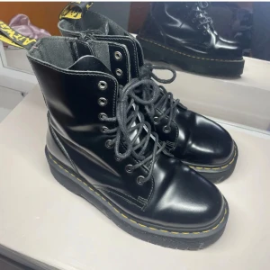 Doc martens platforms   - Dr. Martens plattforms i storlek 40, dom är i nyskick och har bara använts några gånger. Kostade egentligen 2400kr när jag köpte dem. Prissänkning kan diskuteras.