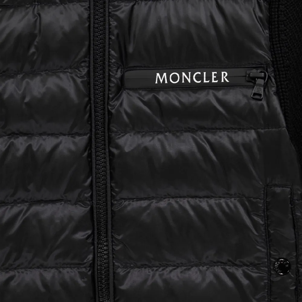 ❗️INTRESSEKOLL❗️En superfin moncler jacka i storlek 14/164.  Jackan köptes på MyTheresa och det kommer även med äkthetsbevis och kvitto. Jackan är anpassad för måste tjejer och killar. Nyskick. Köparen står för frakten, inga returer 🤩. Jackor.