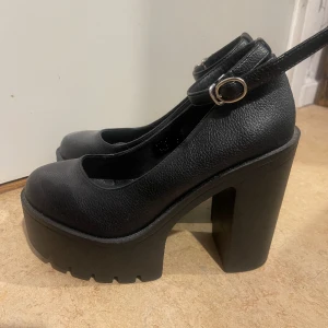 Platå Klack skor  - Jätte snygga Chunky klackskor i platå, nyskick och aldrig använda. Säljer för de inte kom till användning. Skriv vid frågor eller funderingar!