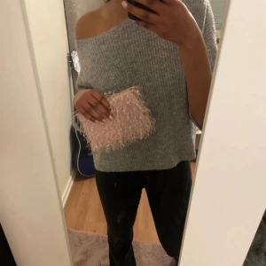 Fin och lyxig rosa väska! - Väldigt snygg liten väska, perfekt till utekvällar! Endast använd 1 gång☺️