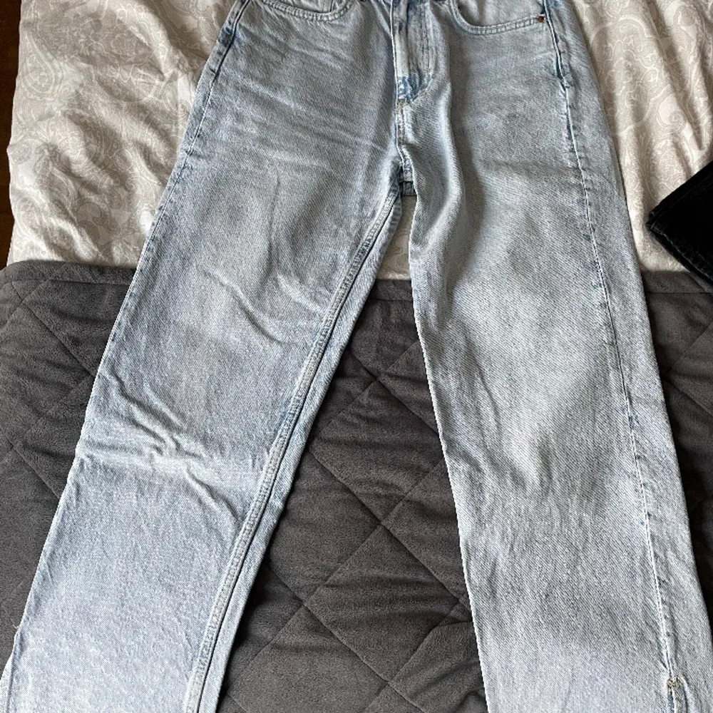 Säljer mina blåa Gina jeans pågrund av att dem inte kommer till användning 💗bra skick💗liten slits på båda benens ytter sida💗nypris 500💗pris kan diskuteras💗 hör av er vid frågor/intresse 💗. Jeans & Byxor.