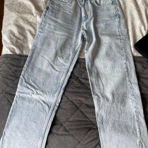 Gina tricot jeans med slits - Säljer mina blåa Gina jeans pågrund av att dem inte kommer till användning 💗bra skick💗liten slits på båda benens ytter sida💗nypris 500💗pris kan diskuteras💗 hör av er vid frågor/intresse 💗