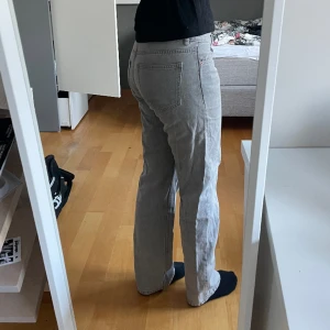 Gråa jeans - Säljer dessa gråa jeans från Gina Tricot i modellen ”low straight jeans” eftersom de tyvärr inte kommer till användning längre💕(pris kan diskuteras)