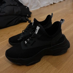 Steve madden  - Använt få tal gånger säljer pågrund av att dem inte passar längre storlek 38 köptes för 1000kr säljer nu för 500kr 