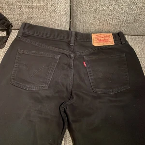 svarta levi’s jeans - Säljer då dom är för korta för mig!💖Dom är uppsydda och är i nyskick.💕🙏
