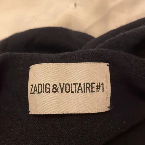 Zadig & Voltaire  - Zadig långärmad tröja. Skicket är som nytt men det finns ett väldigt litet hål på vänstra armen (se bild 3).