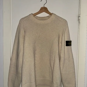 Stone Island Stickad - Köpt från NK, nypris 2699   Jag tar bara swisch och är ingen scammer, jag säljer denna skönhetpga att jag vill rensa min garderob. Har använt denna tröja sparsamt, kommer såklart hem till dig ren och fräsh.  Skicka 8.5/10 Storlek L men passar också M
