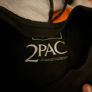 En tupac tröja som är använd ett påtal gånger 🤍 Väldigt fin  ❕Kan mötas upp inom Stockholm ❕