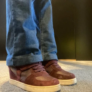 Kilklackar  - Säljer mina så fina och bekväma skor från limited som även liknar isabel marant kilklackar, dom är inte trasiga på något sätt dom är bara lite slitna lite här och där så som skor är💗 kontakta för mer info😊ge prisförslag högsta just nu: 170kr