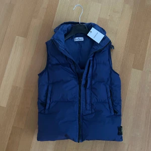 Stone island väst - Tja säljer nu denna feta Stone island down jacket som är köpt på nk och inte farfetch, Skick 9,5/10. Storlek 12 years nypris runt 3000 mitt pris 1000 kan gå ner vid snabb affär. Fraktar spårbart via postnord eller mötas upp i Stockho