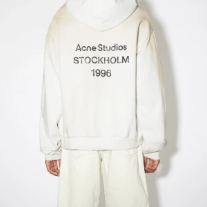 Acne hoodie - Acne Logo Hooded Sweater! Lägger ut åt min pojkvän då den inte kommit till användning här hemma. Tröjan är köpt på NK Göteborg, kvitto finns! Ny pris 3999kr mitt pris 2900kr