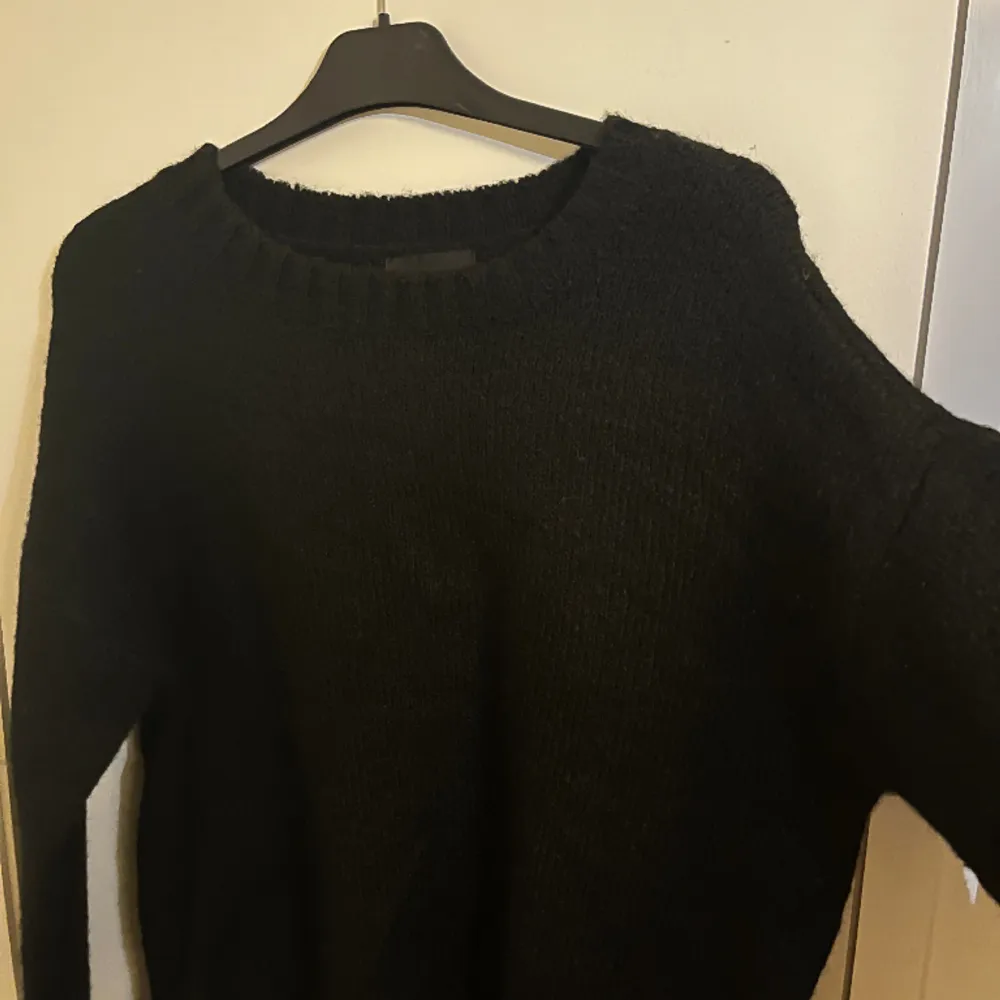 Stickad svart tröja från Pieces i nyskick, knappt använd, stl S 🖤. Stickat.