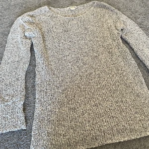 Stickad tröja - En fin stickad tröja som har inte igenom sudda kanter vid sidan och det samma på armarna (se bild). Har bra skick och använts få gånger 🔆 säljs då den inte kommer till användning 