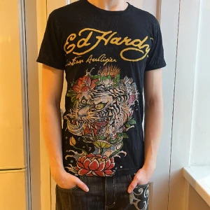 Ed Hardy t-shirt  - Tja säljer den feta Ed Hardy. Skicket på t-shirten är 9,5/10, har inga defekter. Size small, jag är 177cm lång.