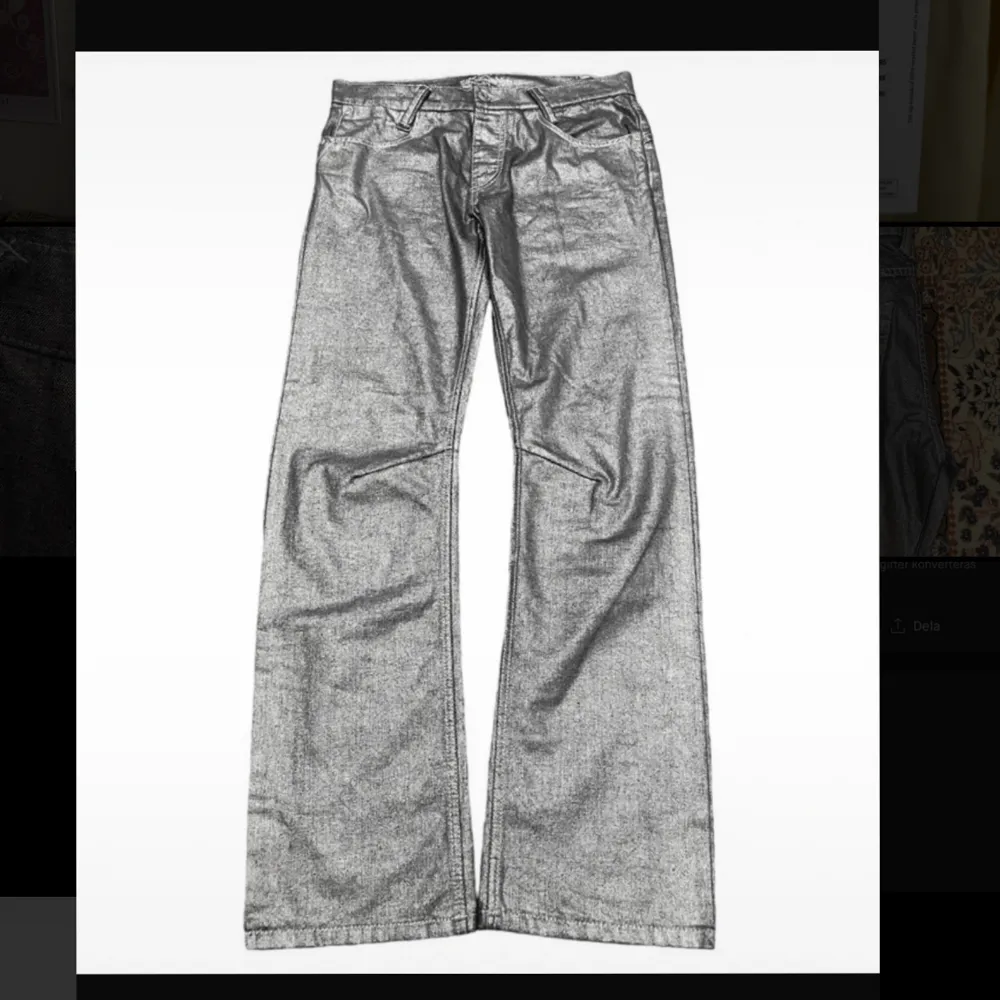 Så coola o snygga låga raka jeans i silvermetall färg. Superbra skick🤍  MÅTT: 42x105x20. Jeans & Byxor.