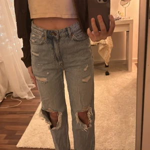 Jeans  - Raka straight leg jeans, använda men välomhändetagna ( inga fläckar, är i bra skick) lightwashed! High wasted!