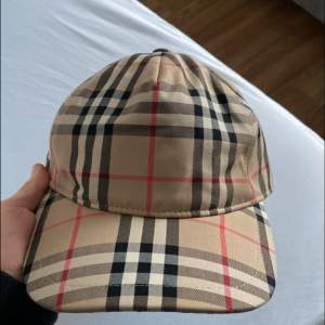 Säljer min burberry keps, helt ny, kom dm vid funderingar.