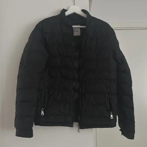 Moncler jacka - Skick 8/10   Målade om märket pga fläck, lite vågat.. Användes i högst en månad Passar S eller mindre