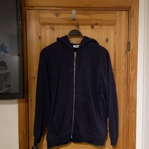 Lila hoodie - Lila weekday hoodie använd få gånger så är i toppen skick!🔥🔥⭐️