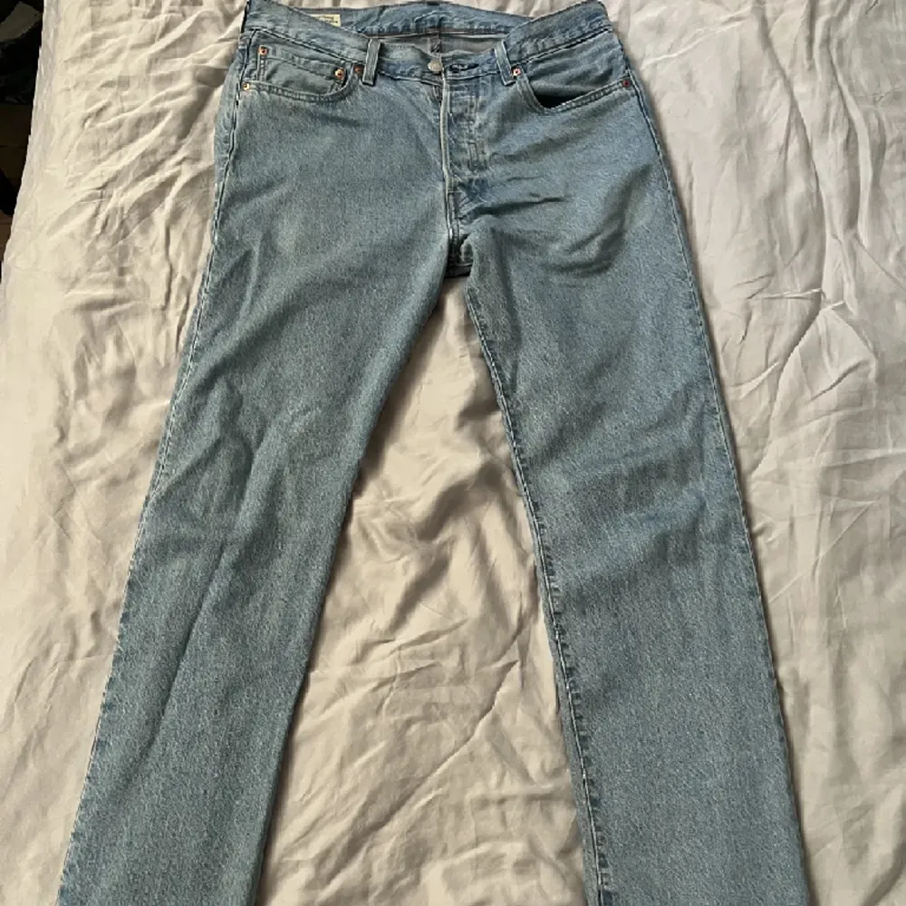 Ljusblå 501 jeans i storlek 32/32. Väldigt bra skick, 9/10. . Jeans & Byxor.