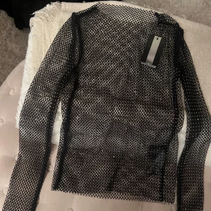 Topp med strass  -  Helt ny populär topp med strass  Storlek xs 