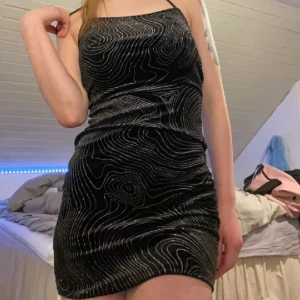 Klänning  - Säljer denna festliga klänning pågrund av ingen användning, den användes nu på nyår fick fina komplimanger, den glittrar litegrann av sig. 