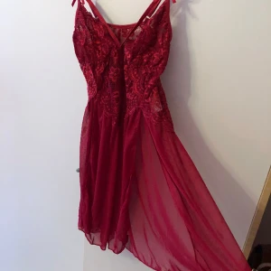 Nattlinne stl.S - Alla Hjärtans Dag närmar sig och vill man vara sexig för sin respektive ska man ha denna. Helt ny och oanvänd, skickar med rosor för att dekorera sängen / bordet, se andra bilden för hur de ungefär sitter på. Stl.S Fri frakt passa på! 