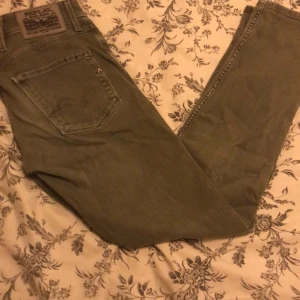 Replay - Säljer ett par snygga gråa replay jeans model: anbass  Ordinarie pris: 1099  Använt ett par gånger  Skick: 7/10 Opps de har en liten fläck vid knät på framsidan synns knappt kolla på bild 2