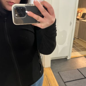 Tjocktröja  - Aldrig använt. Köpt för 150kr och säljer den för 40kr. Hör av dig vid frågor:)