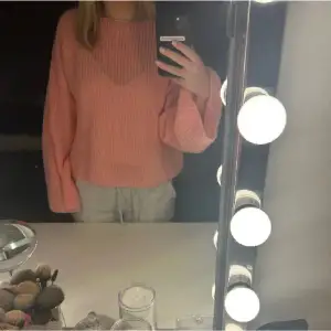 Säljer denna rosa stickade tröja i storlek 38💗