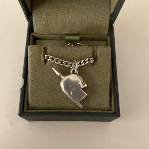 Maria Nilsdotter you and me - Intressekoll på mitt Maria Nilsdotter halsband i silver. Nypris är ca 1600kr för en. Ge prisförslag (asken ingår inte)❤️ 