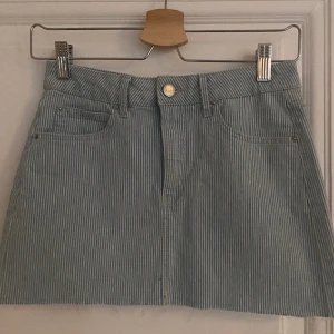 Fin blå-vit randlig jeans kjol men avklippt ände  - Kjolen är aldrig använd pga förliten storlek men är i mycket bra skick 