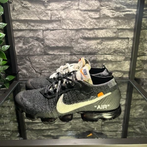 Off white nike vapor max  - Off white x nike ”the ten” vapor max storlek 44, använda ett fåtal gånger. Kommer med en replacement box med alla skosnörena(orange, grön, svart och vit).  För mer bilder eller frågor skicka privat meddelande.