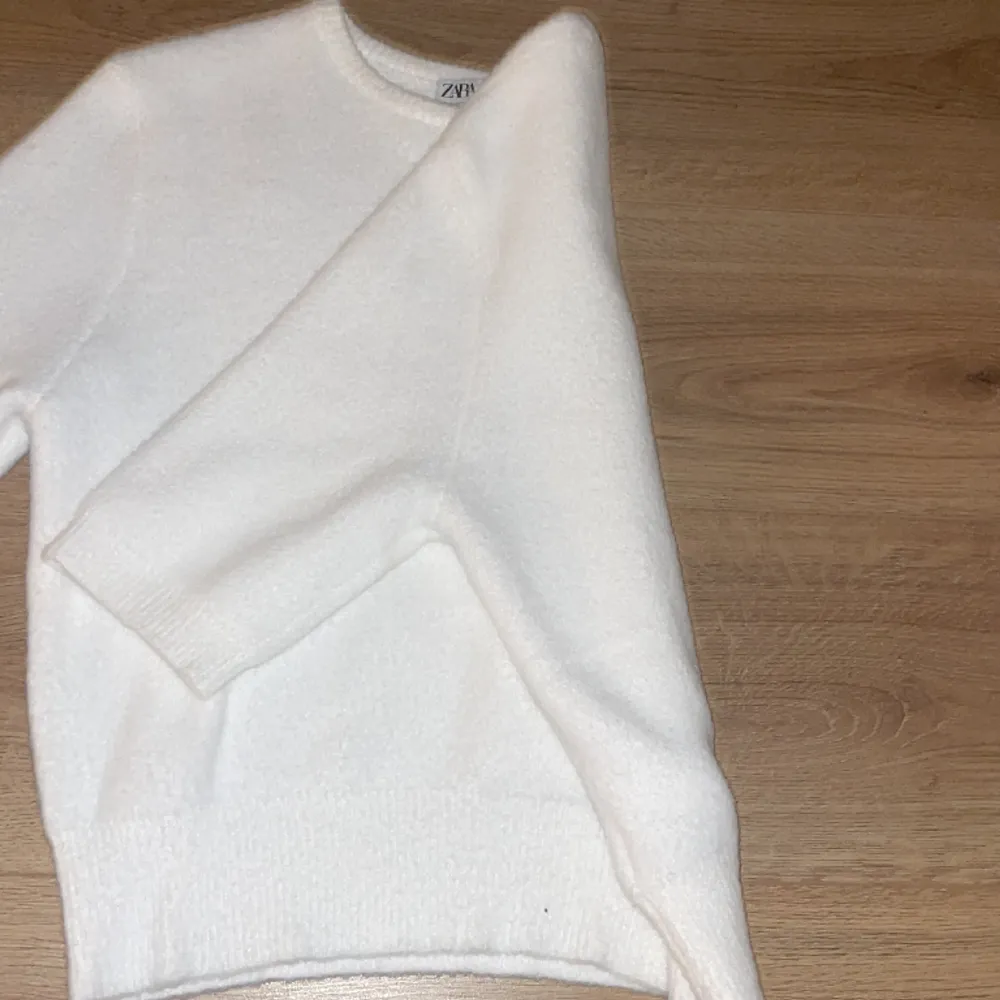 Jättefin tröja från zara som är Trekvartsärmad endast använd 1 gång, den är i strl L för lite störrepassform!💞. Stickat.