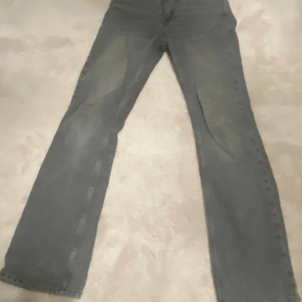 Förlåt för dålig bild men fråga för fler ,säljer dessa för de inte kommer till andvändning längre. Jeans & Byxor.