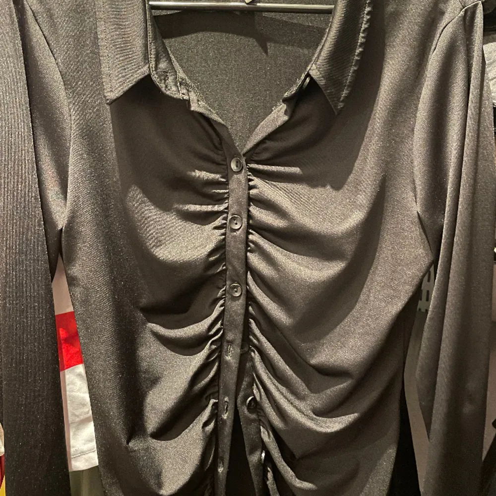snygg svart blus / skjorta från nelly 💘. Skjortor.