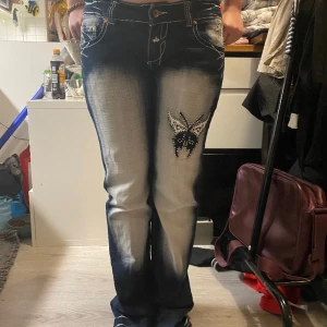 Blue Queen jeans - Säker dessa jättefina flare   blue Queen jeans köpta secondhand. Aldrig använda av mig och är i gott skick. Jag är 165 och har storlek M. Skriv för mer bilder! Midjan- 42cm Innerbenslängden-83cm