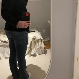 Lee jeans  - Säljer ett par lee jeans då dem är för små för mig. Dem är i bra skick💕skriv om du har nå frågor💕💕