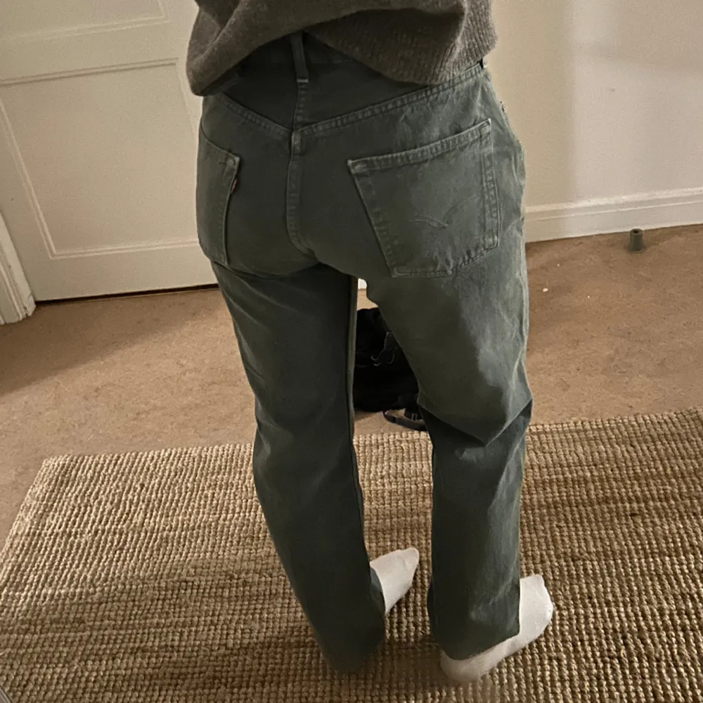 Snyggaste jeansen i min favorit modell 501, de är köpte vintage och har den perfekta ”vintage” känslan utan att blivit trasiga.kakhi gröna.. Jeans & Byxor.