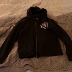 Vintage Stussy 90s hoodie - Säljer den här fantastiska Stussy hoodien från 90 talet för att den inte riktigt kom till använding! Köpt på Seams vintage hemsida. Inga defekter förutom att den har fadeat lite. Hör av dig om du är sugen. Tryck gärna köp nu😀pris kan diskuteras