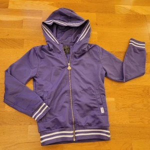 Zipup - Zipup-kofta från WARP (Stadium) i storlek 134/140. Kan fraktas men köparen står för frakten 💕