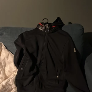 Äkta moncler hoodie helt ny kostar 9500 har kvitto skriv om du är intresserad bara intresserad personer  - Helt ny 