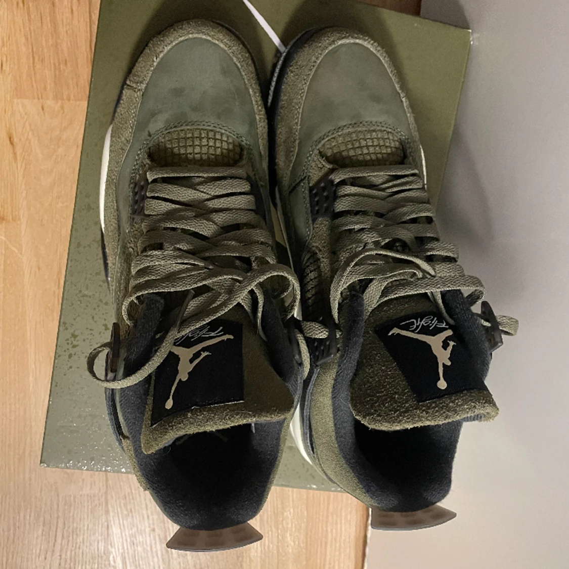 Jordan 4 medium Olive - 90