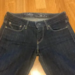 Lågmidjade jeans från Levi’s ❤️ Midjemått: 35 cm rakt över innerbenslängd: 75cm I fint skick❤️