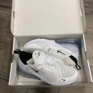Nike 270 - Säljer dessa helt orörda Nike 270s för jag aldrig använt dom Pris 1200 men kan sänkas vid snabb affär💸💸